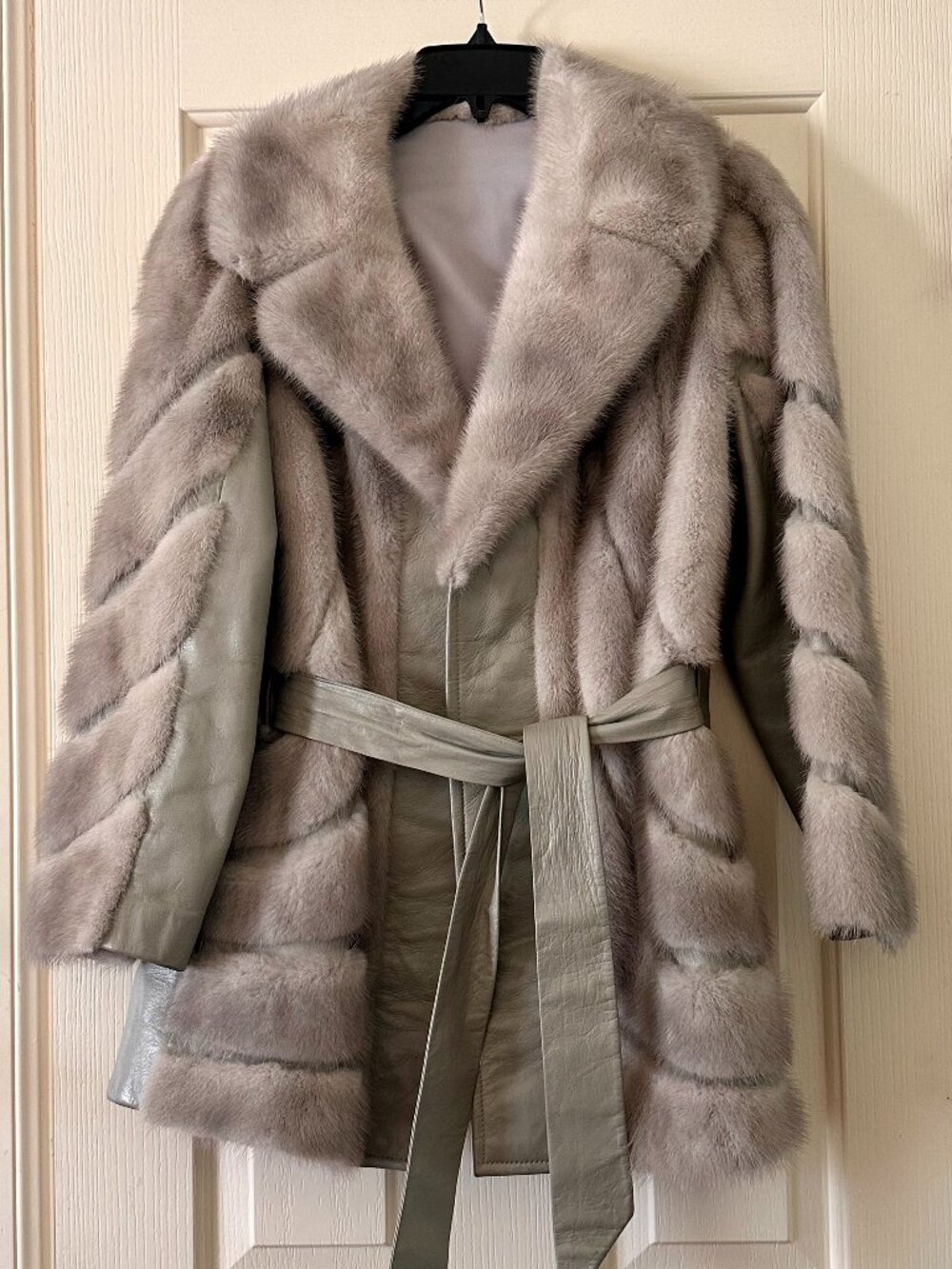 Vintage 70s/80s Genuine Silver Fox Fur & Leather Coat | Medium (10-12)